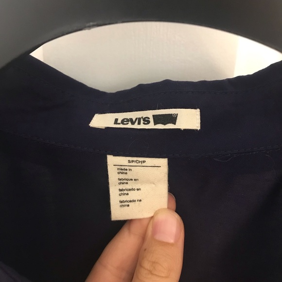 Levi’s funky button-up top - Picture 6 of 7